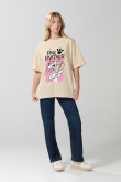 Camiseta femenina fit super oversize manga corta, con estampado en frente de Pantera Rosa.