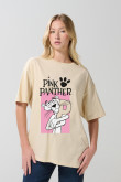 Camiseta femenina fit super oversize manga corta, con estampado en frente de Pantera Rosa.