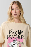 Camiseta femenina fit super oversize manga corta, con estampado en frente de Pantera Rosa.