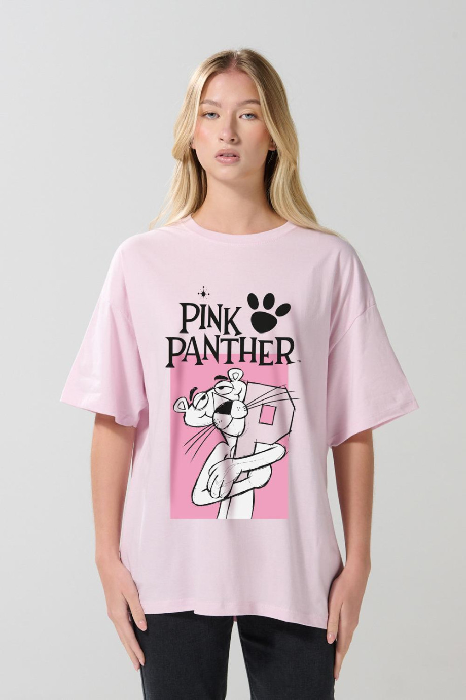 Camiseta femenina fit super oversize manga corta, con estampado en frente de Pantera Rosa.
