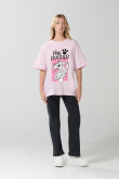 Camiseta femenina fit super oversize manga corta, con estampado en frente de Pantera Rosa.