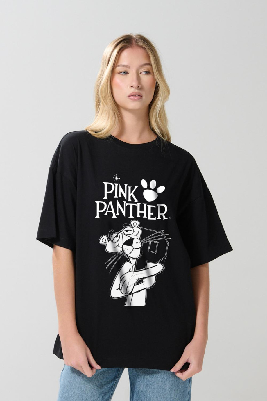 Camiseta femenina fit super oversize manga corta, con estampado en frente de Pantera Rosa.