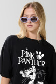 Camiseta femenina fit super oversize manga corta, con estampado en frente de Pantera Rosa.