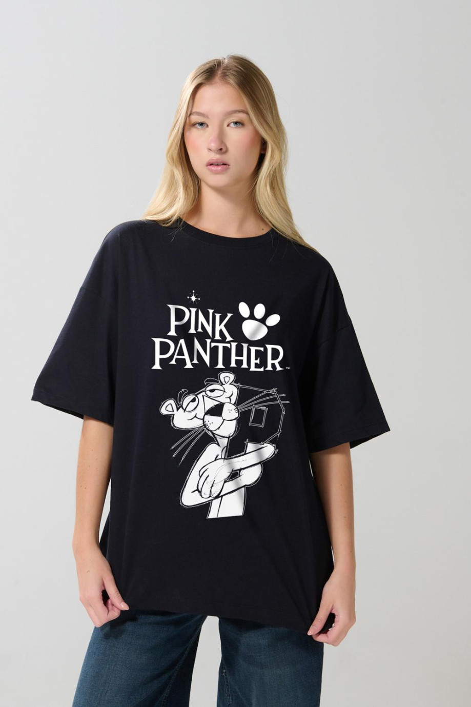 Camiseta femenina fit super oversize manga corta, con estampado en frente de Pantera Rosa.