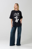 Camiseta femenina fit super oversize manga corta, con estampado en frente de Pantera Rosa.