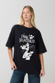 Camiseta femenina fit super oversize manga corta, con estampado en frente de Pantera Rosa.