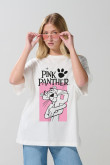 Camiseta femenina fit super oversize manga corta, con estampado en frente de Pantera Rosa.