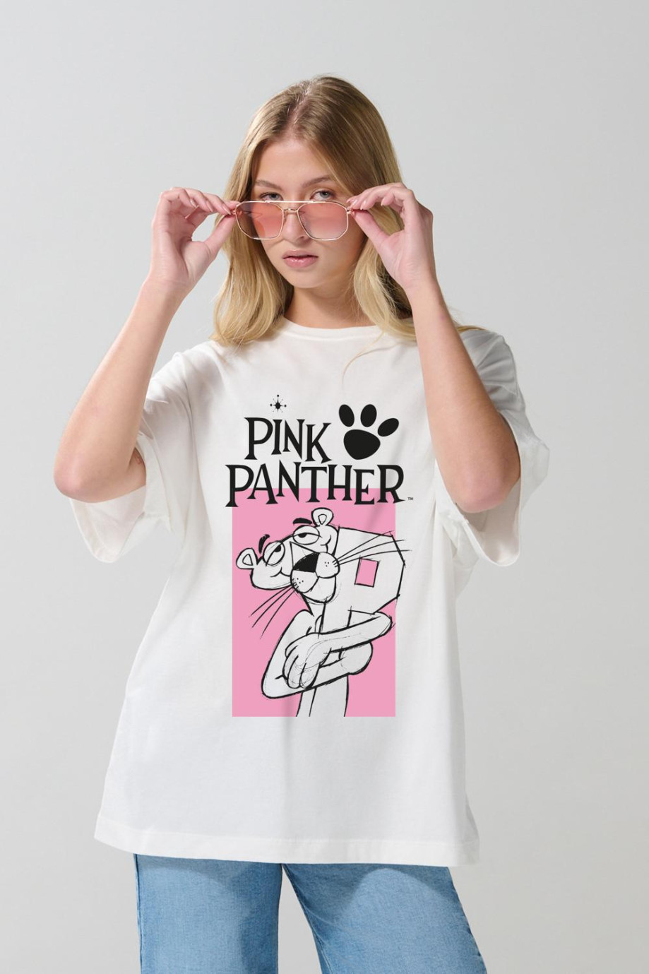 Camiseta femenina fit super oversize manga corta, con estampado en frente de Pantera Rosa.
