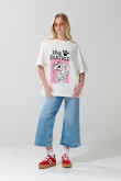 Camiseta femenina fit super oversize manga corta, con estampado en frente de Pantera Rosa.