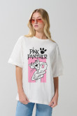 Camiseta femenina fit super oversize manga corta, con estampado en frente de Pantera Rosa.