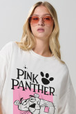 Camiseta femenina fit super oversize manga corta, con estampado en frente de Pantera Rosa.