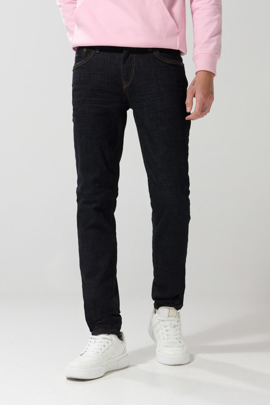 Jean ajustado tipo skinny azul intenso con tiro bajo