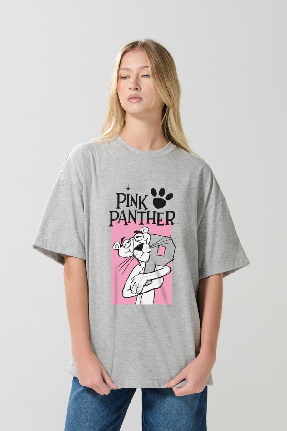 Camiseta femenina fit super oversize manga corta, con estampado en frente de Pantera Rosa.