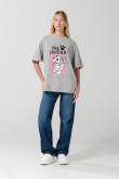 Camiseta femenina fit super oversize manga corta, con estampado en frente de Pantera Rosa.