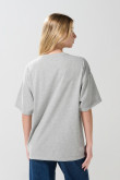 Camiseta femenina fit super oversize manga corta, con estampado en frente de Pantera Rosa.