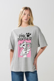 Camiseta femenina fit super oversize manga corta, con estampado en frente de Pantera Rosa.