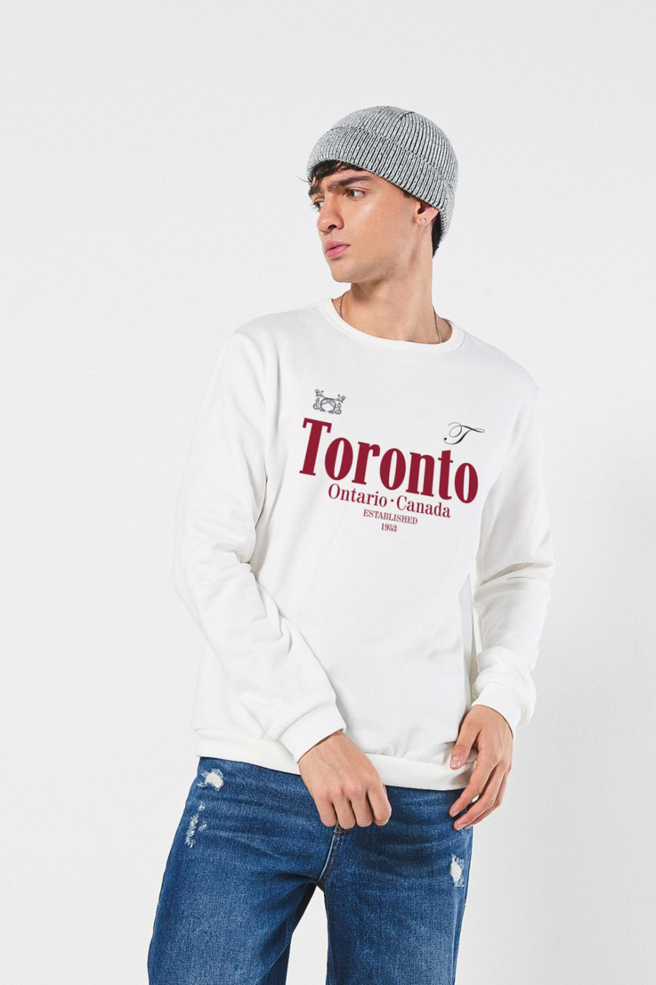 Buzo unicolor oversize cuello redondo con arte college