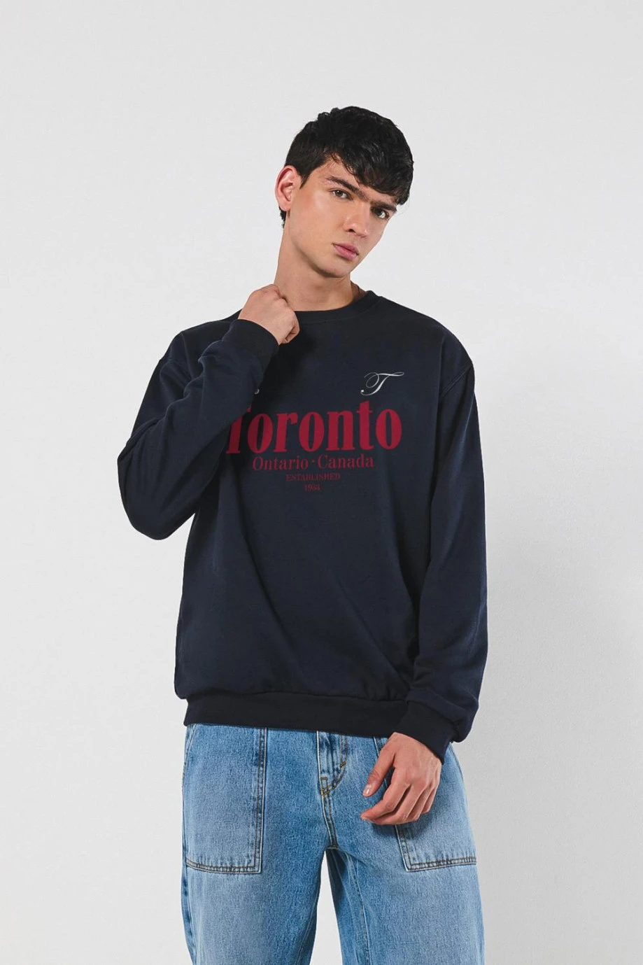 Buzo unicolor oversize cuello redondo con arte college