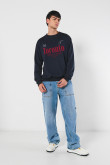 Buzo unicolor oversize cuello redondo con arte college