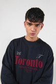 Buzo unicolor oversize cuello redondo con arte college