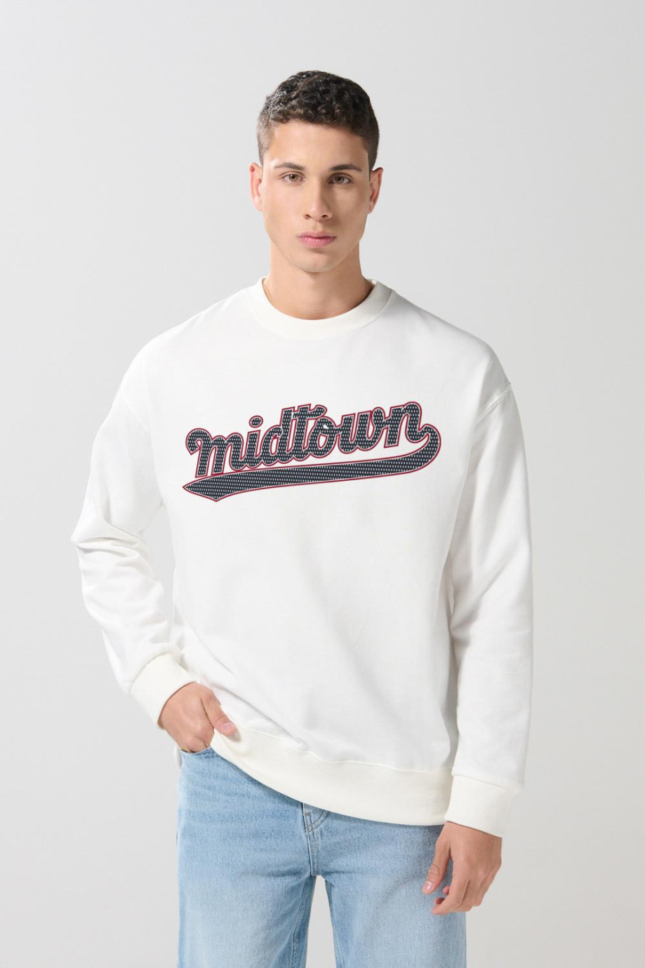 Buzo cuello redondo unicolor oversize con arte college