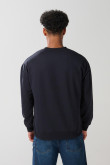 Buzo cuello redondo unicolor oversize con arte college