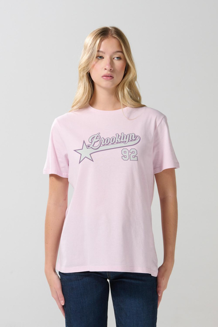 Camiseta manga corta de estampado estilo college.