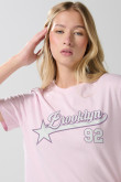 Camiseta manga corta de estampado estilo college.