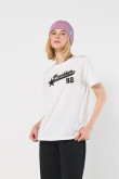 Camiseta manga corta de estampado estilo college.