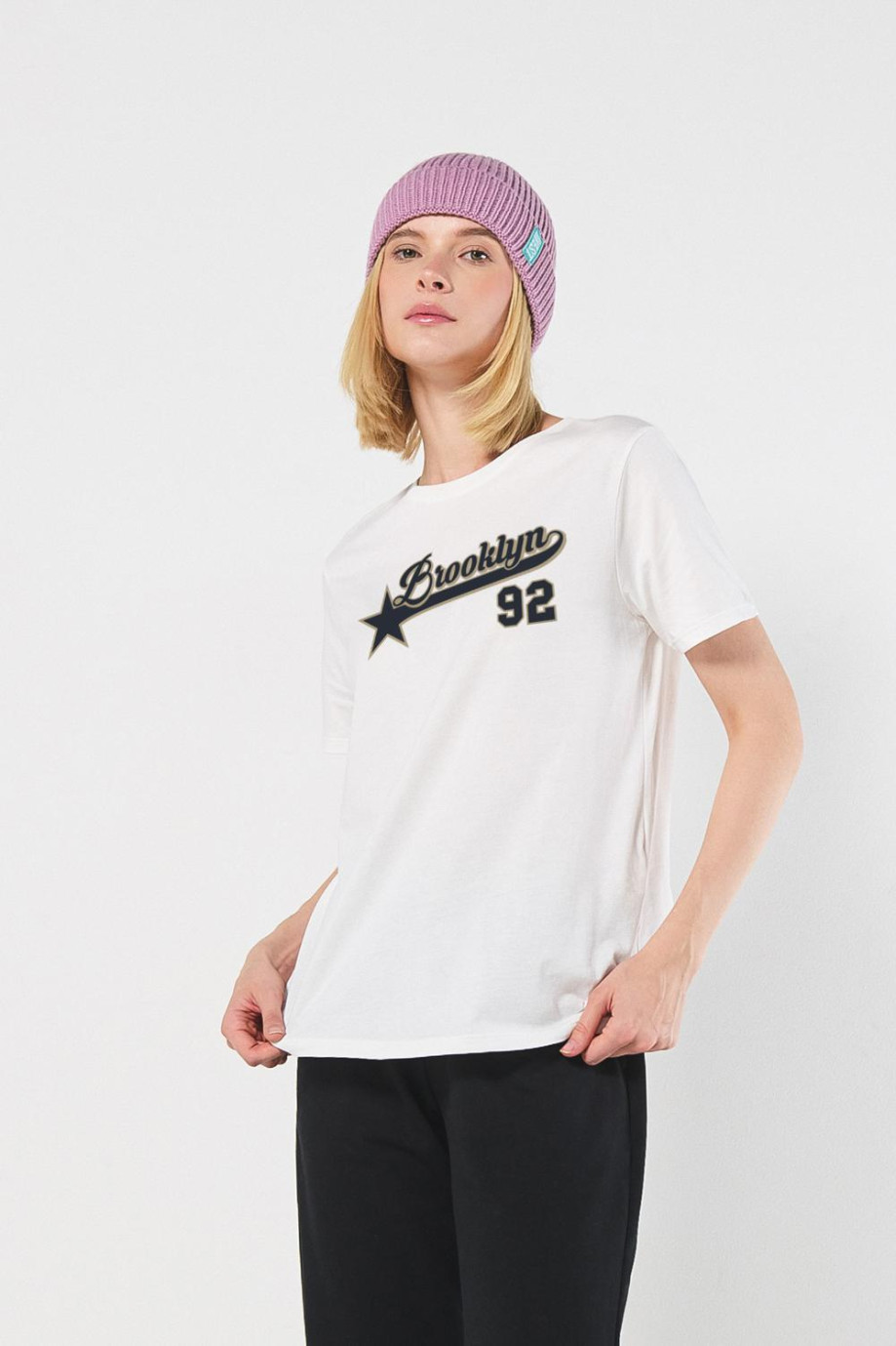 Camiseta manga corta de estampado estilo college.