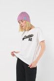 Camiseta manga corta de estampado estilo college.