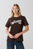 Camiseta manga corta de estampado estilo college.