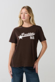 Camiseta manga corta de estampado estilo college.