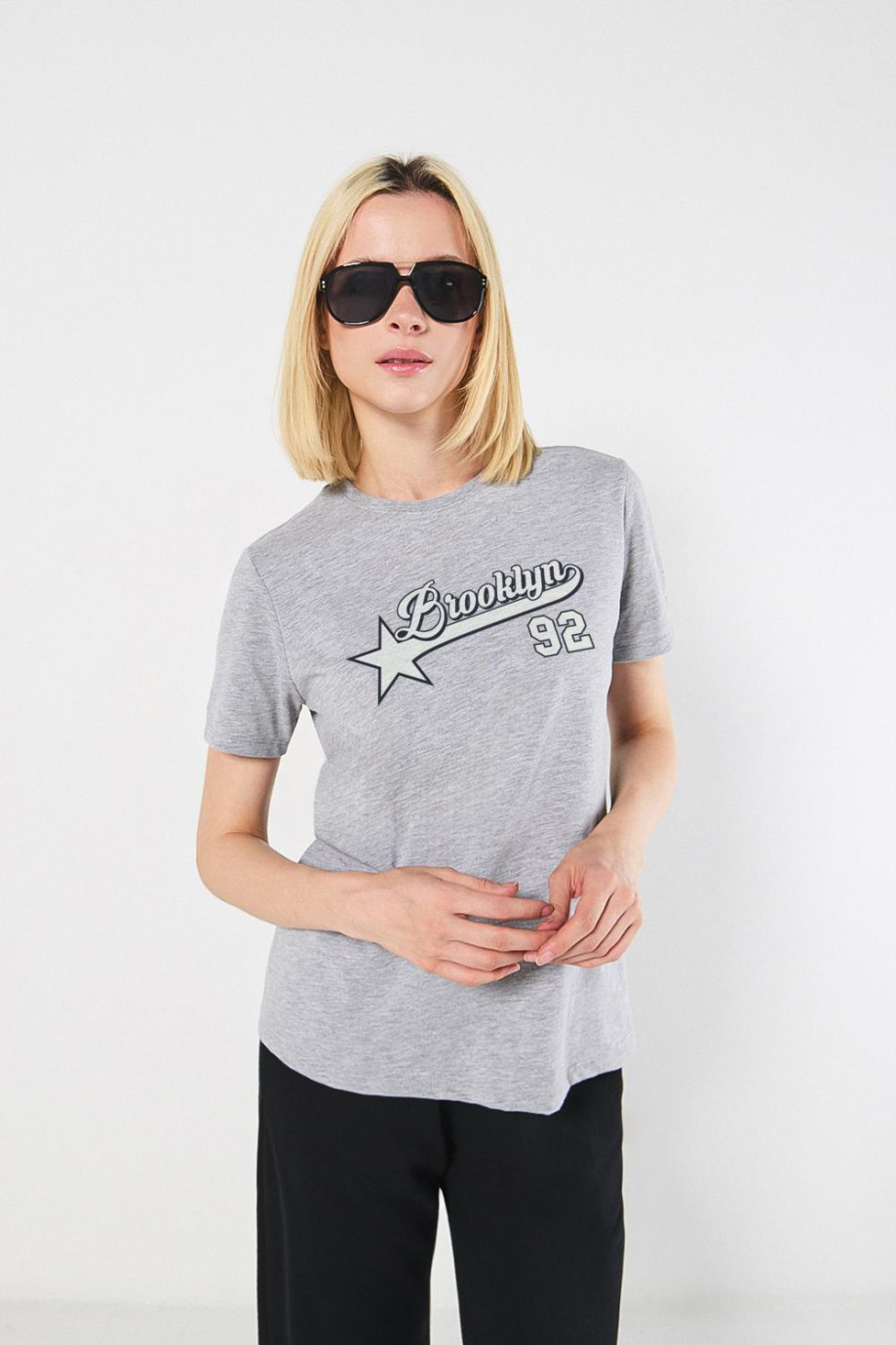 Camiseta manga corta de estampado estilo college.