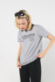 Camiseta manga corta de estampado estilo college.