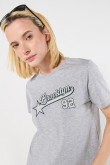 Camiseta manga corta de estampado estilo college.