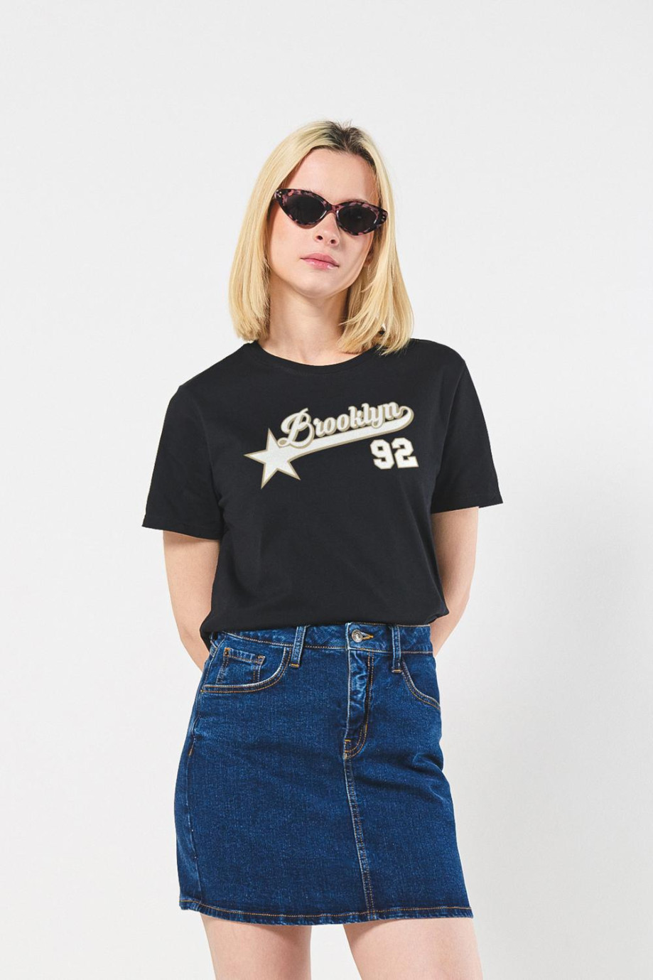 Camiseta manga corta de estampado estilo college.