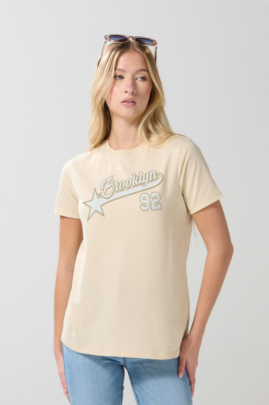 Camiseta manga corta de estampado estilo college.