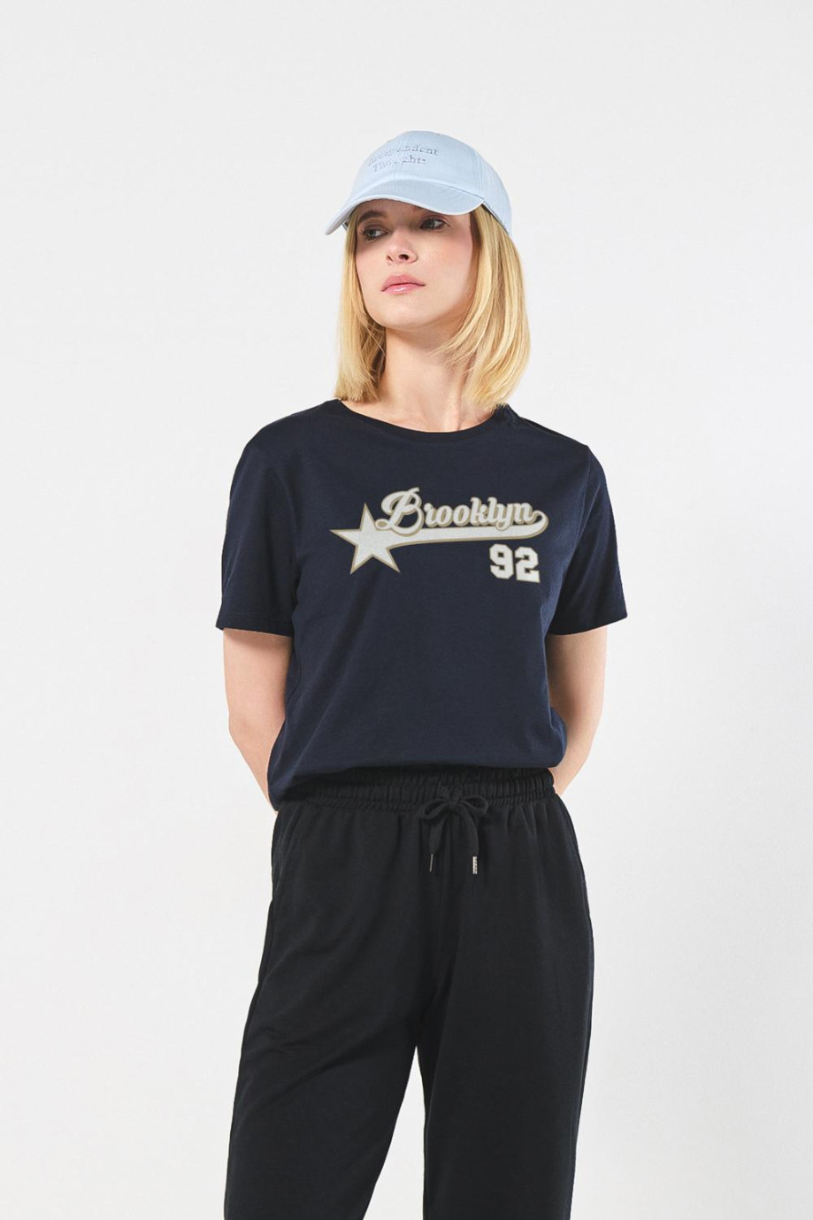 Camiseta manga corta de estampado estilo college.