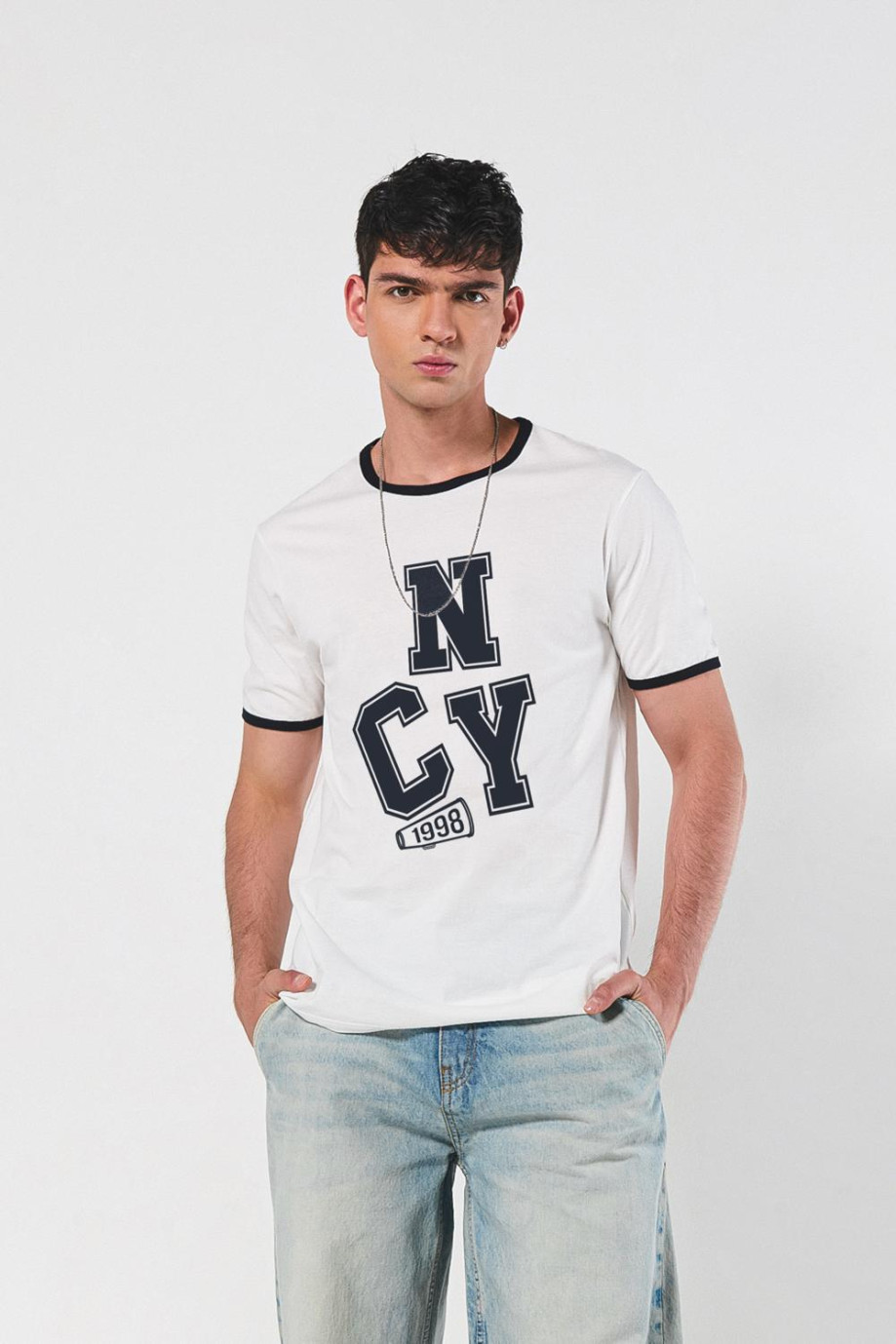 Camiseta college unicolor cuello redondo con contrastes