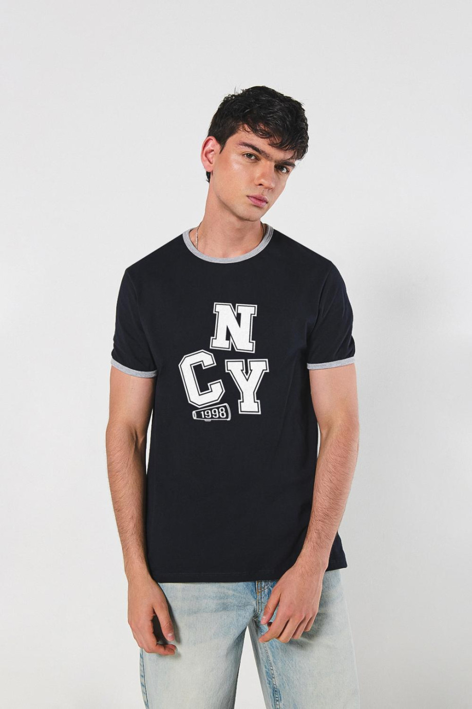 Camiseta college unicolor cuello redondo con contrastes