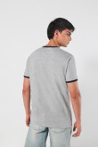 Camiseta cuello redondo unicolor college con contrastes