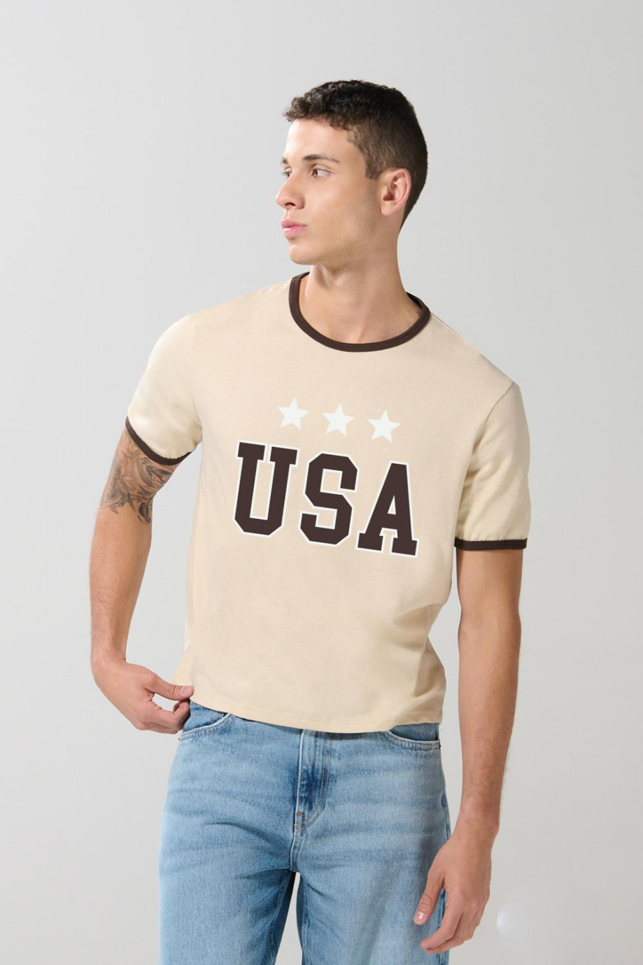 Camiseta cuello redondo unicolor college con contrastes