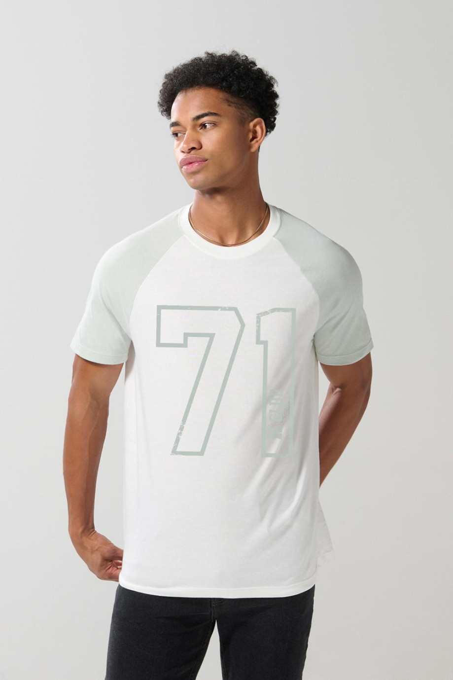 Camiseta unicolor con arte college y manga ranglan corta