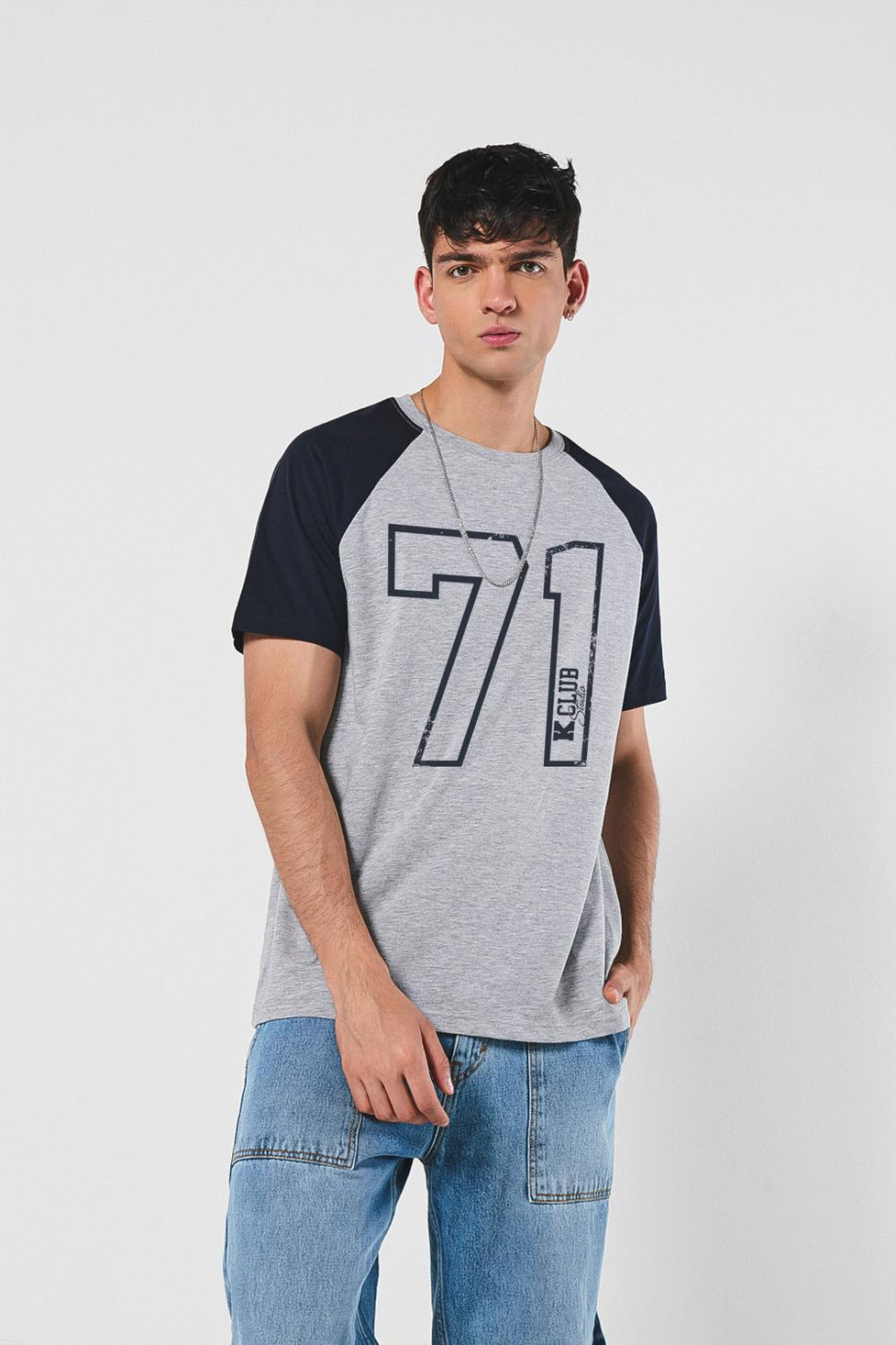 Camiseta unicolor con arte college y manga ranglan corta
