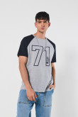 Camiseta unicolor con arte college y manga ranglan corta