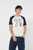 Camiseta unicolor con arte college y manga ranglan corta