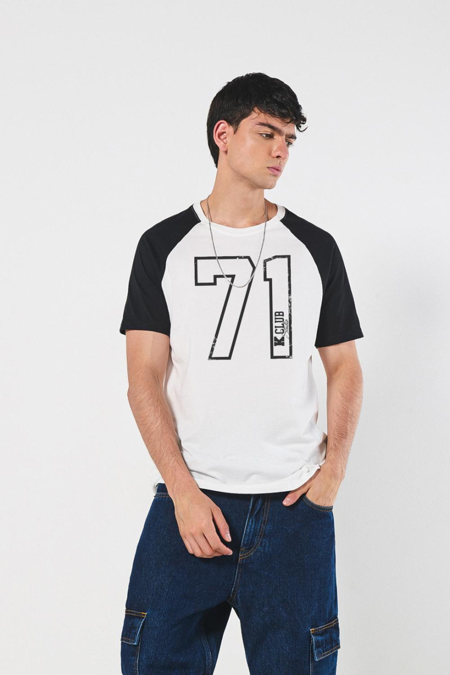 Camiseta unicolor con arte college y manga ranglan corta