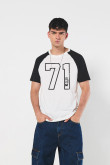 Camiseta unicolor con arte college y manga ranglan corta