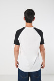 Camiseta unicolor con arte college y manga ranglan corta